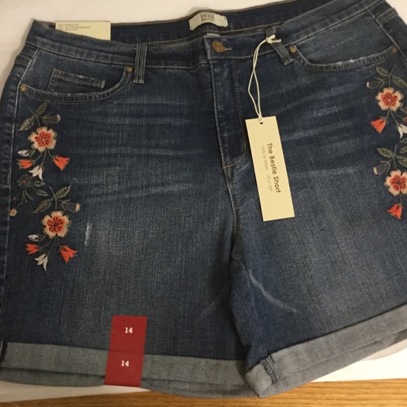 Size 14 Bestie Embroidered Short - Picture 8 of 8